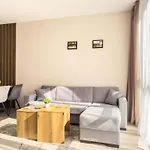 Modern 1br With Free Street Parking And Free Gym Pass 5-min Drive From Centre דירה