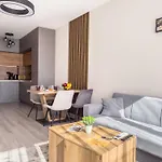 Modern 1br With Free Street Parking And Free Gym Pass 5-min Drive From Centre דירה *