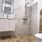 Modern 1br With Free Street Parking And Free Gym Pass 5-min Drive From Centre דירה *