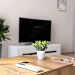 Modern 1br With Free Street Parking And Free Gym Pass 5-min Drive From Centre דירה