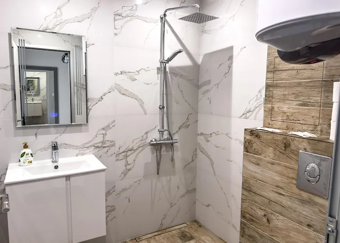 Modern 1br With Free Street Parking And Free Gym Pass 5-min Drive From Centre *