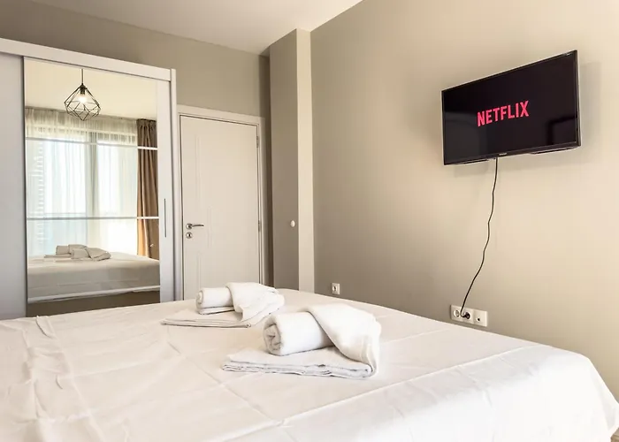 Modern 1br With Free Street Parking And Free Gym Pass 5-min Drive From Centre * 플로브디프