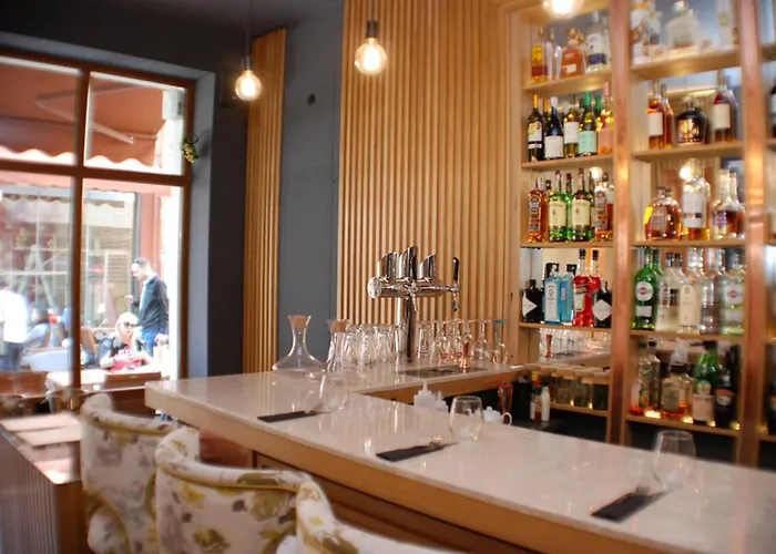 Modern 1br With Free Street Parking And Free Gym Pass 5-min Drive From Centre 플로브디프